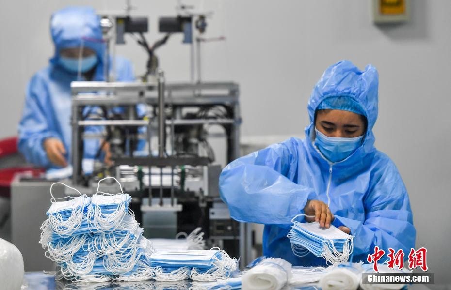 千家企业开足马力 新疆火线满负荷生产医用口罩与隔离服